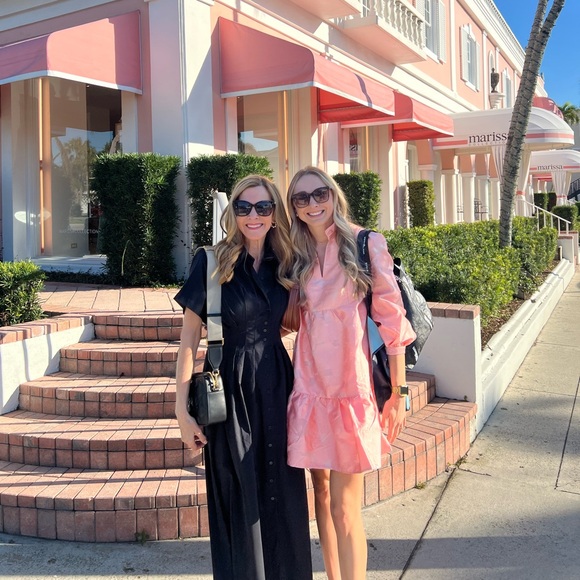 WELCOME TO MY CLOSET!☀️ - Picture 2 of 9